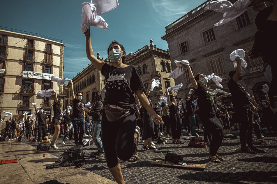 Assistenzärzte tanzen bei einem Protest für bessere Arbeitsbedingungen in Barcelona.