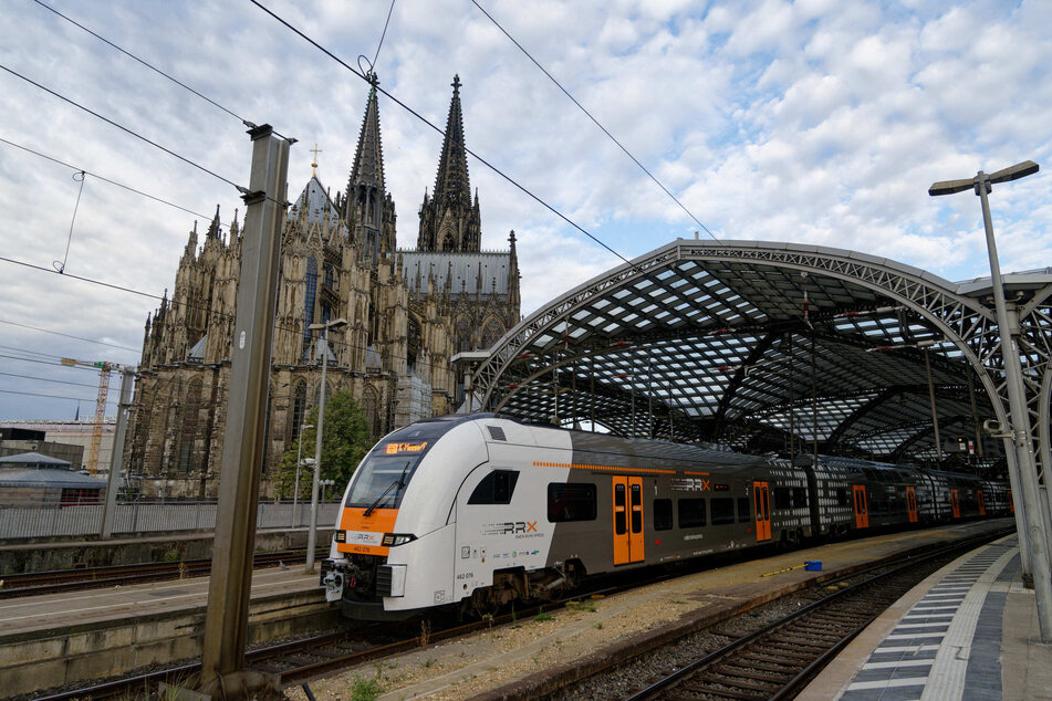 Köln: 24-Jähriger zündet sich mitten im Zug eine Kippe an, dann wird er auch noch aggressiv!