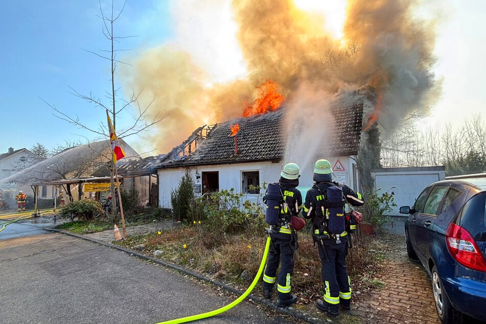 Der Brand griff schließlich auch auf den Dachstuhl des Einfamilienhauses über.