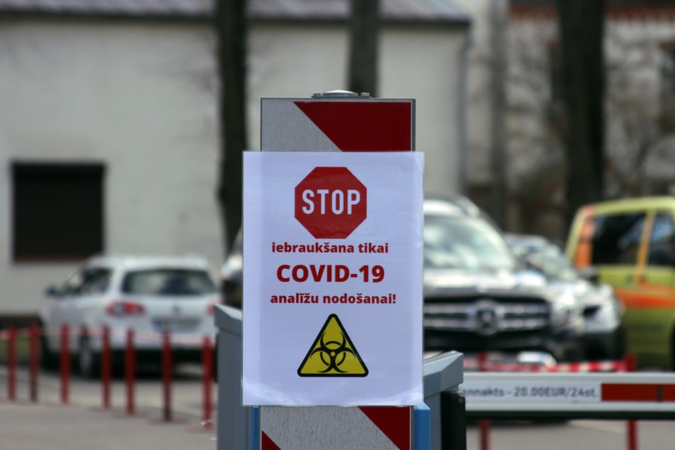 Ein Schild mit einem Stoppzeichen und der Aufschrift "Iebrauksana tikai Covid-19 Analizu nodosanai" (Einfahrt nur zur Abgabe von Covid-19 Analyse) hängt an einer Schrankenanlagen an der Einfahrt zur Teststation an der Pauls-Stradins-Universitätsklinik in Riga. Menschen mit Covid-19 Verdacht werden hier getestet.
