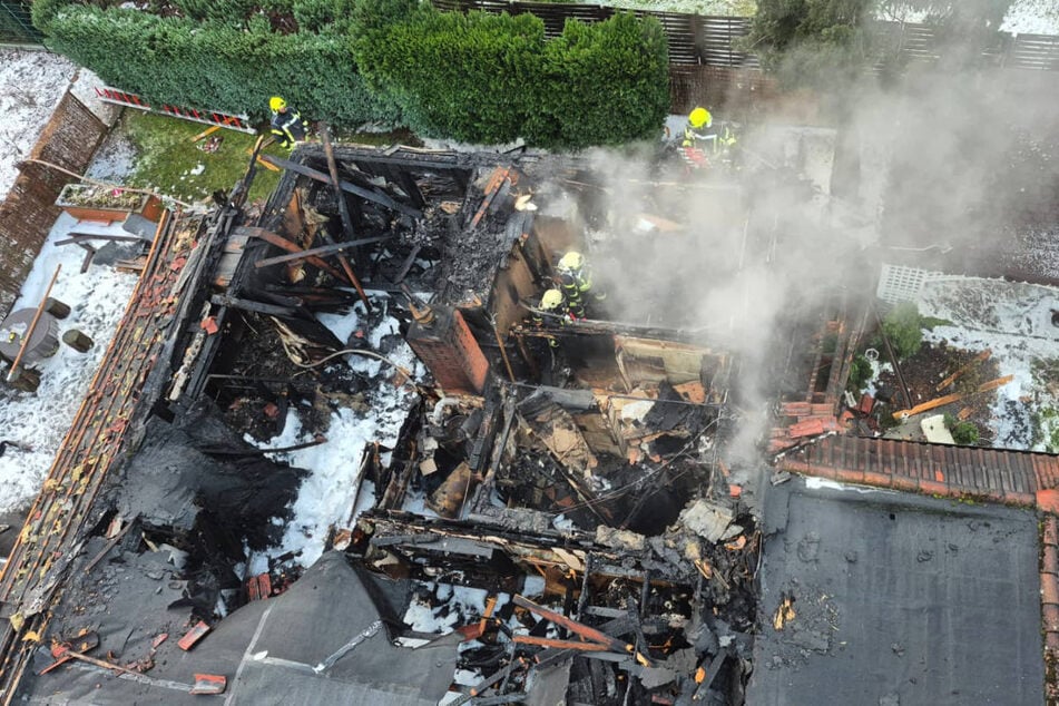 Nach dem verheerenden Feuer ist nicht viel von dem Bungalow übrig geblieben.