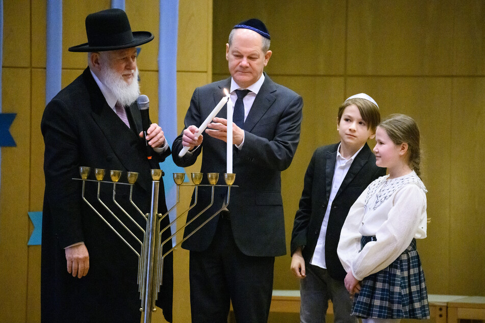 Bundeskanzler Olaf Scholz (64, SPD) entzündet bei einem Besuch der Heinz-Galinski-Schule, der Grundschule der Jüdischen Gemeinde zu Berlin, zum Auftakt des jüdischen Channuka-Festes die erste Kerze des Channuka-Leuchters.