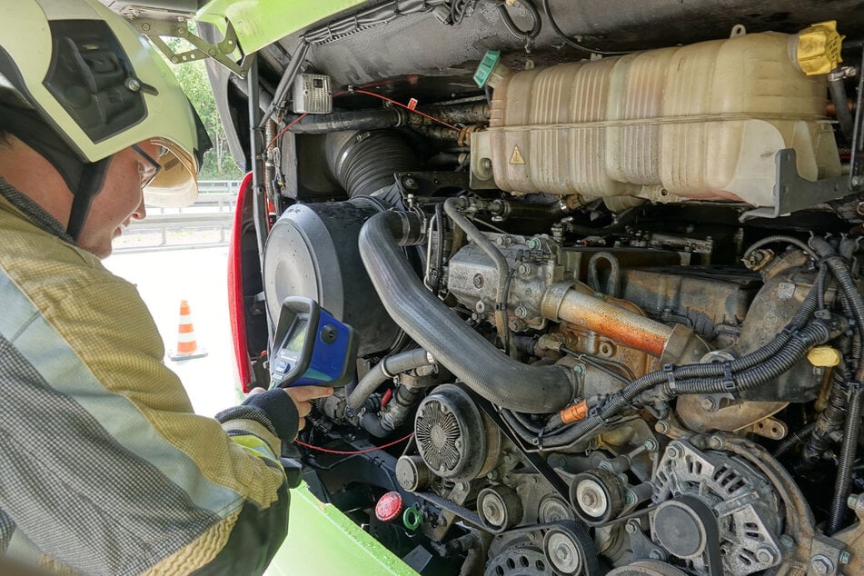 Mit einer Wärmebildkamera kontrollierten die Feuerwehrleute die Temperatur im Motorraum des Busses.