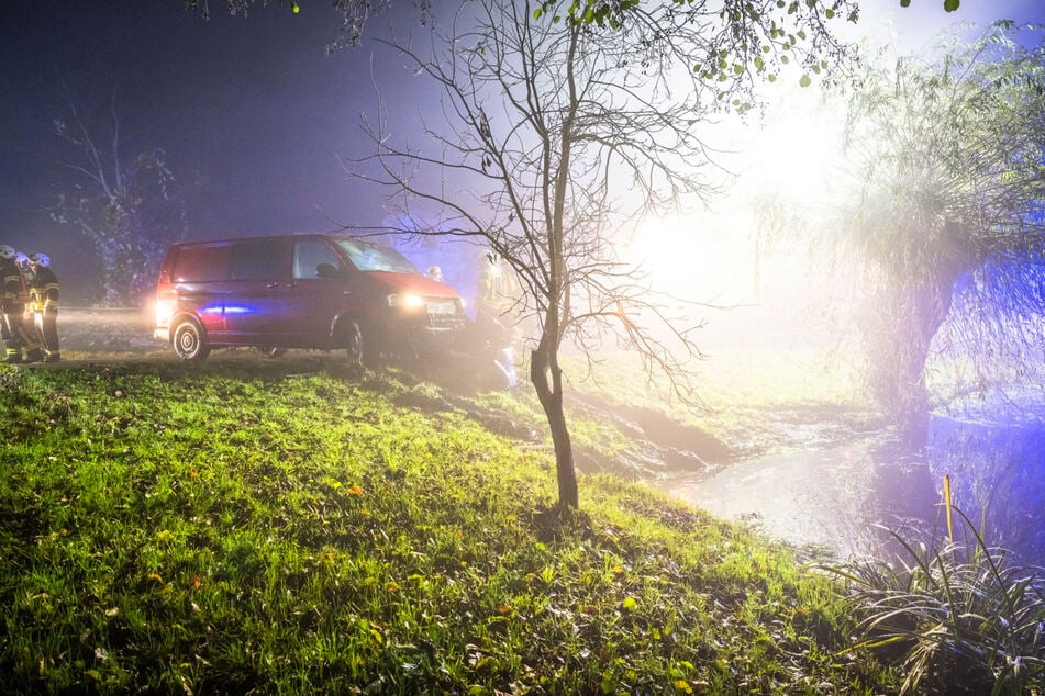 Einsatzkräfte der Feuerwehr ziehen den VW-Transporter bei Bahretal aus einem Teich.