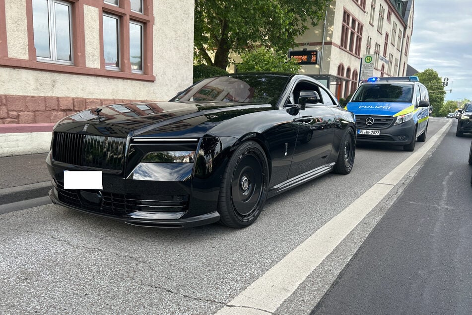 Auch einen extrem wertvollen Rolls-Royce Spectre konnten die Beamten bei der Großrazzia sicherstellen.