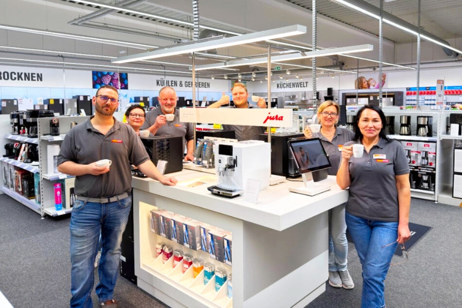 Das freundliche und kompetente Team von MEDIMAX freut sich schon auf Euren Besuch.