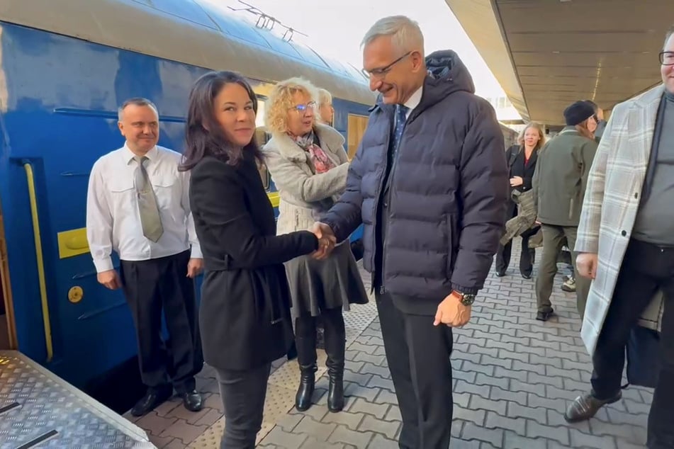 Das Standbild aus einem Video zeigt Bundesaußenministerin Annalena Baerbock (Bündnis 90/Die Grünen, 2.v.l.) bei der Ankunft in der Ukraine und der Begrüssung durch Martin Jäger (M), Botschafter der Bundesrepublik Deutschland in Kiew.