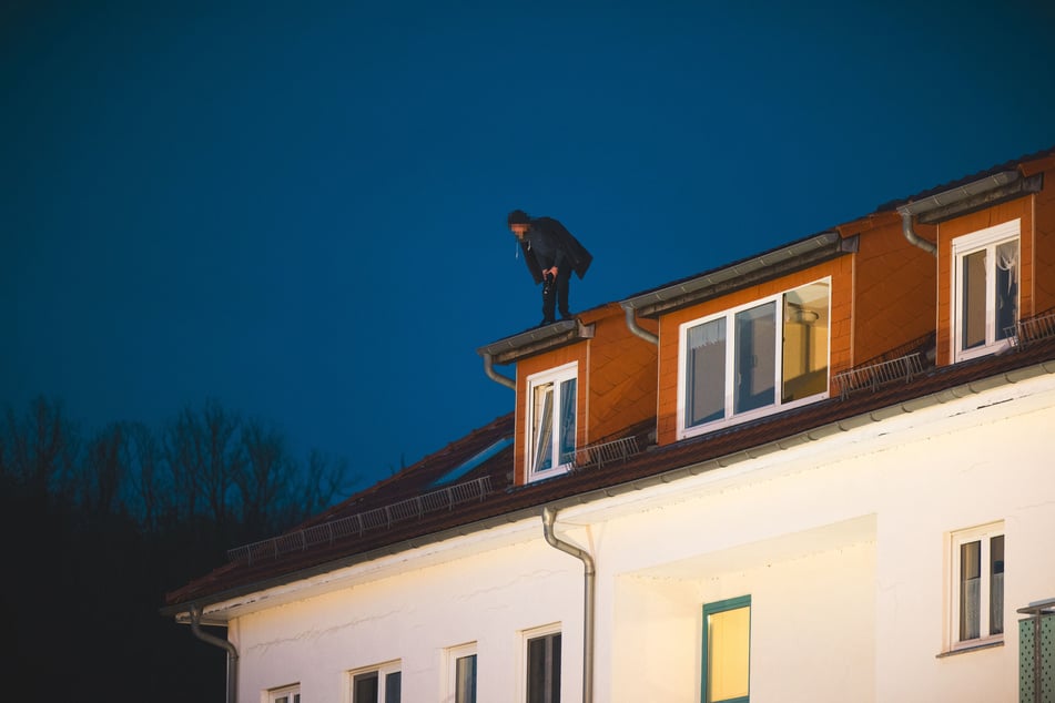 Der Mann war auf das Dach des Mehrfamilienhauses gestiegen.