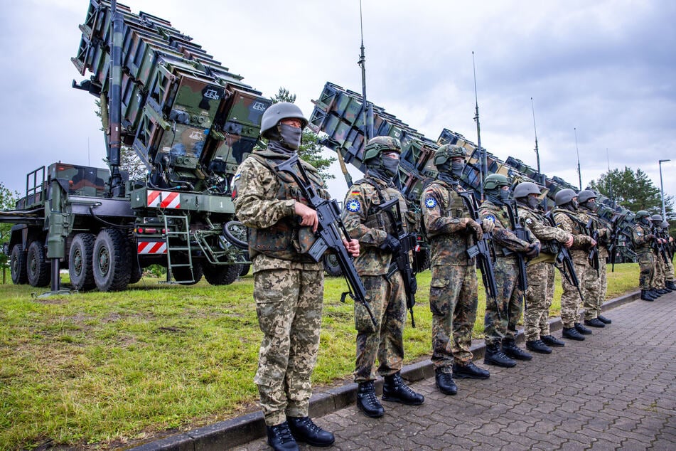 Die dritte deutsche Patriot ist laut Selenskyj (46) angekommen. Das Foto zeigt ukrainische und deutsche Soldaten bei der Ausbildung am Flugabwehrraketensystem. (Archivbild)