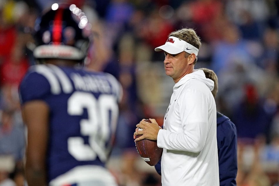 Lane Kiffin called out reporter Jon Sokolof for falsely reporting that he accepted a job at Auburn.