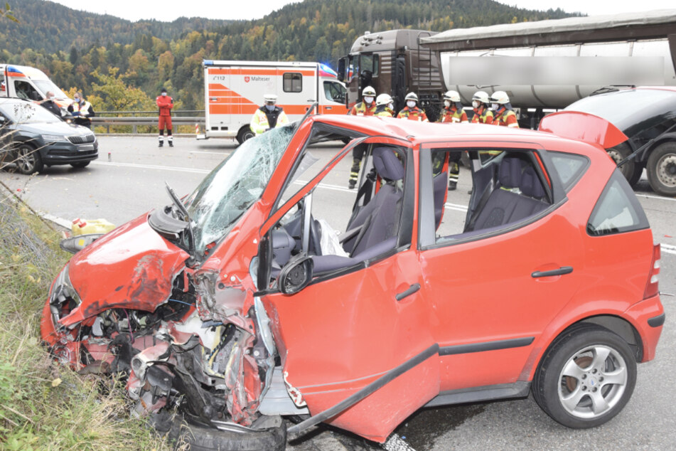 Der völlig demolierte Mercedes steht quer am Straßenrand. Fünf Menschen wurden bei einem Frontalzusammenstoß verletzt.