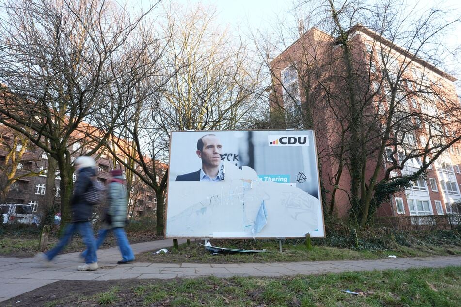 Nach der Bundestagsabstimmung haben Zerstörungen von CDU-Wahlplakaten in Hamburg offenbar zugenommen.