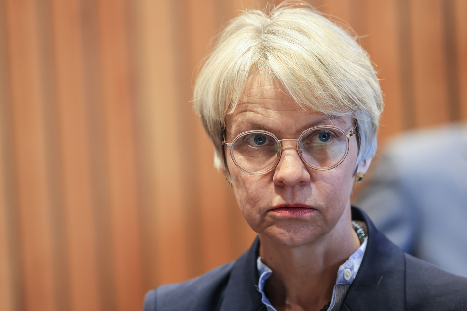 NRW-Schulministerin Dorothee Feller (56, CDU) entschuldigte sich in einer E-Mail bei allen betroffenen Schulen für die Abitur-Panne.