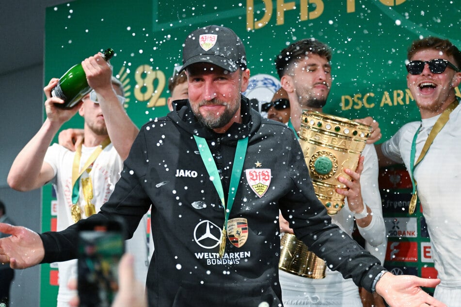 Der Vater des Erfolgs: Trainer Sebastian Hoeneß wird von seinen Spielern gefeiert.