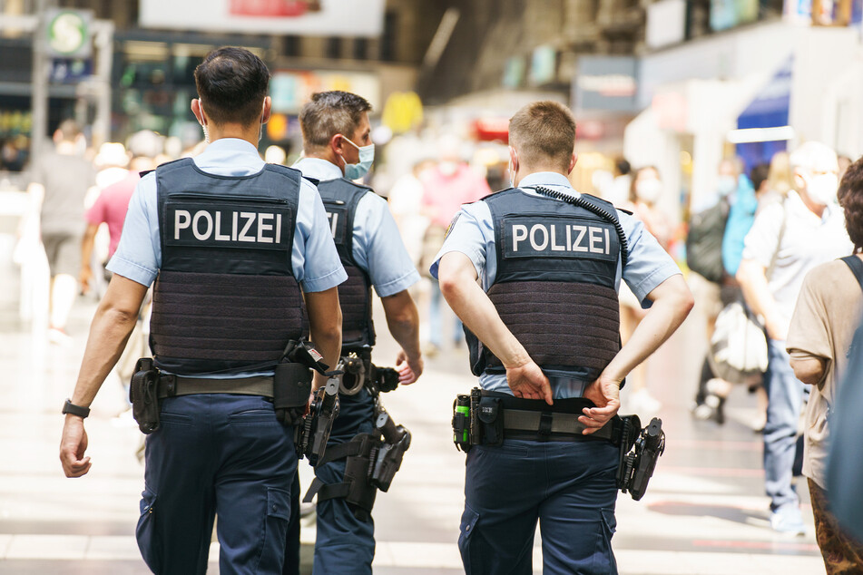 Bundespolizisten beobachten das Geschehen im Frankfurter Hauptbahnhof. (Symbolbild)