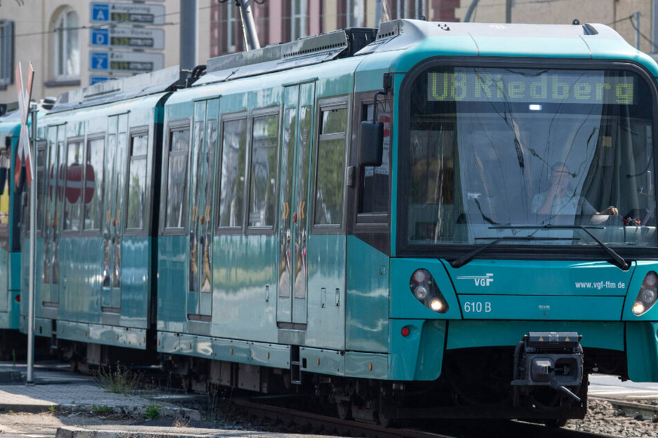 Das Archivbild zeigt eine U-Bahn der Linie U8 in Frankfurt am Main.