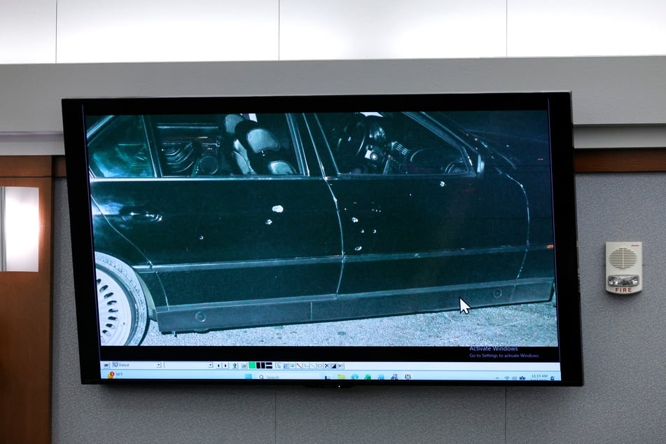 Das Foto aus dem Jahr 1996 von dem Auto, in dem der Rapper Tupac Shakur saß, als er erschossen wurde, wurde im Rahmen des Mordprozesses im Regional Justice Center des Bezirksgerichts von Clark County gezeigt.