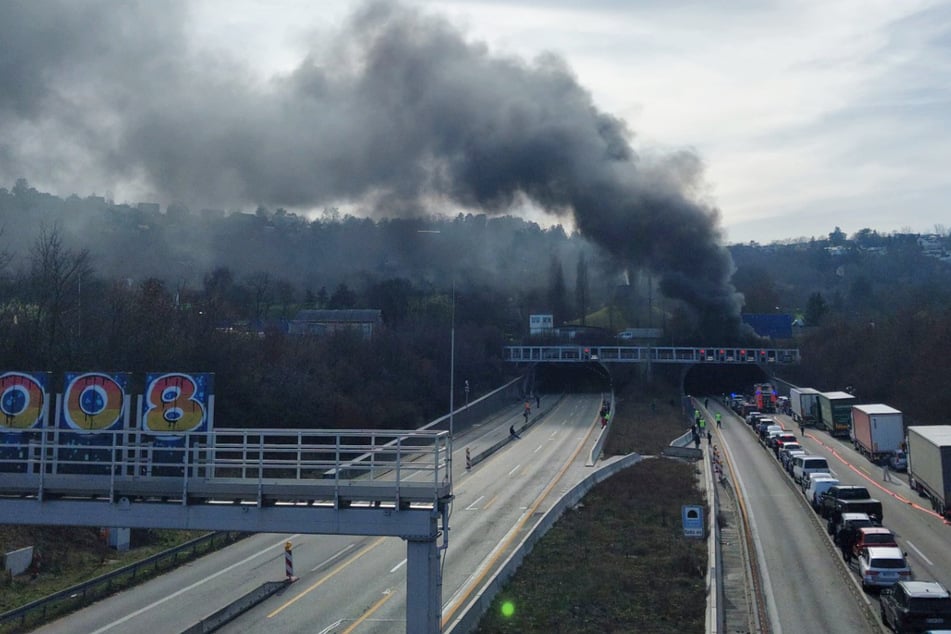 Feuer im Tunnel: A81 nach Lkw-Brand in beide Richtungen voll gesperrt