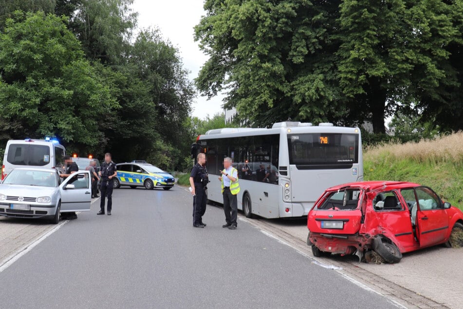 Junge Männer liefern sich Autorennen: 20-Jähriger verliert Kontrolle und kracht in Bus!