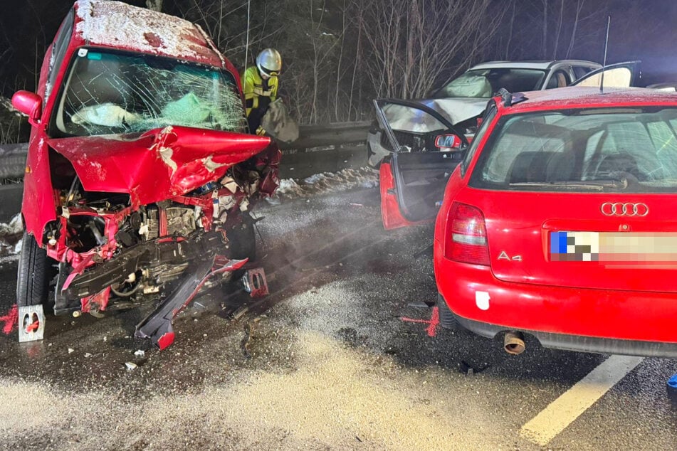 Drei Menschen mussten mit schweren Verletzungen in Kliniken gebracht werden, von den Autos blieben nur Wracks übrig.