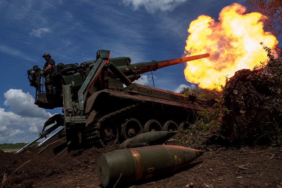 Ukrainische Soldaten der 43. Artilleriebrigade feuern mit einer Panzerhaubitze 2S7 auf russische Stellungen an der Frontlinie in der Region Donezk.