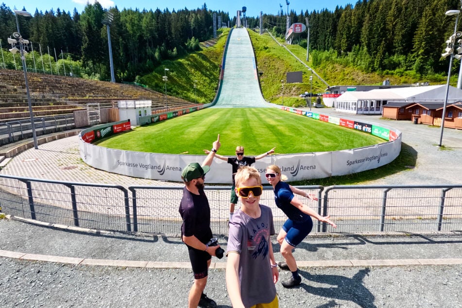 Coole Ausflugsziele wie hier zur Schanze der Sparkassen Vogtland Arena lassen die Reise ins Vogtland zum Abenteuer werden.