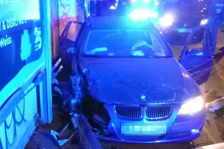 17-Jähriger fährt mit Papas BMW Getränke holen und kracht bei Flucht vor Polizei in Mauer