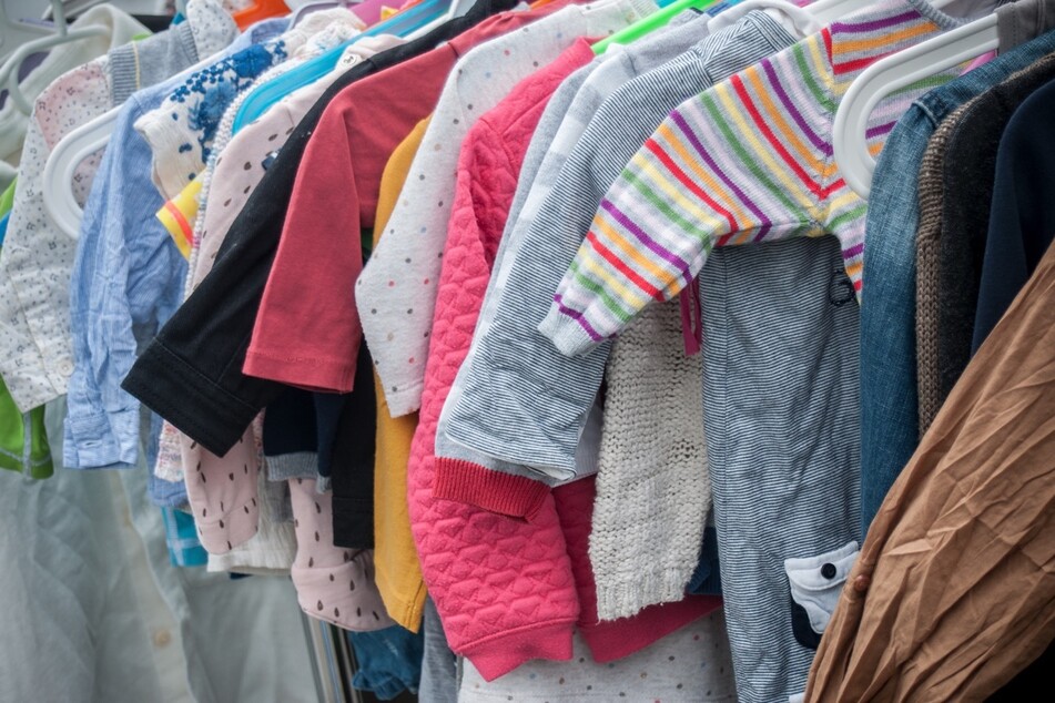Gebrauchte Kleidung und Spielzeug gibt es auf dem Magdeburger Flohmarkt für Baby- und Kindersachen. (Symbolbild)