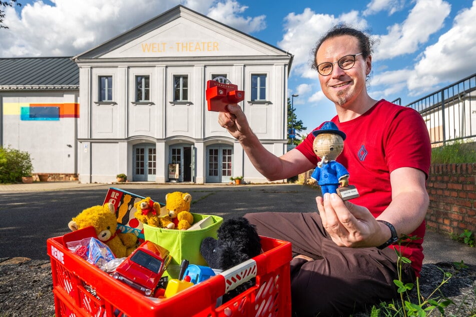 Burkhard Werner (51) vom ehrenamtlichen Kinoverein möchte DDR-Spielzeug verkaufen, um die Kasse des Welt-Theaters aufzubessern.