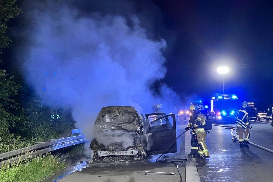 Einsatzort: A5. Die Feuerwehr im Kampf gegen den Brand.