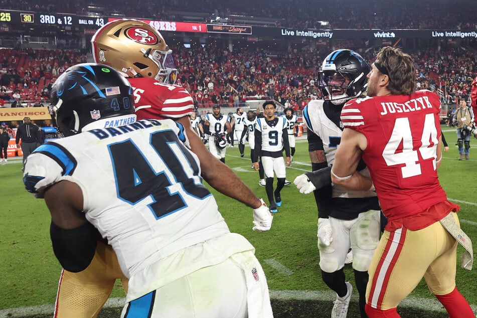 Jauan Jennings (Nr. 15, l.) von den San Francisco 49ers (rot) und Tre'von Moehrig (Nr. 7, weiß) werden nach dem Spiel von jeweiligen Gegenspielern voneinander getrennt. Nach den neuen Regeln wäre Moehrig schon während des Spiels zum Duschen geschickt worden.