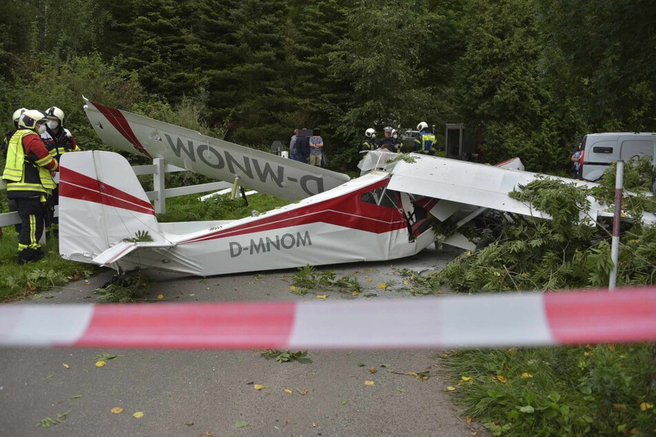 Kleinflugzeug stürzt bei Landeanflug auf Parkplatz: Pilot schwer verletzt