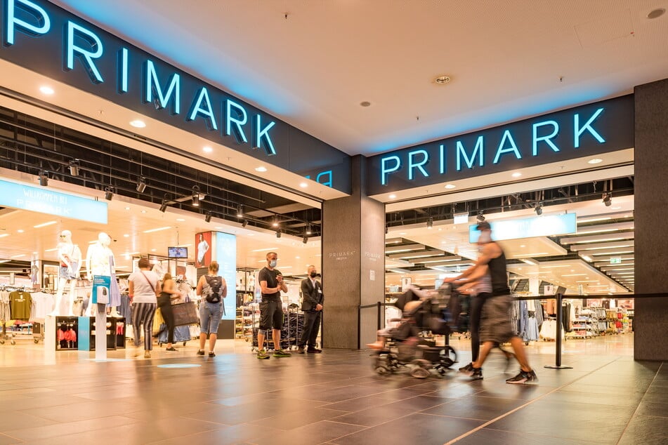 Im Primark wanderten Spielzeug und Stiefel in einen Puppenwagen.