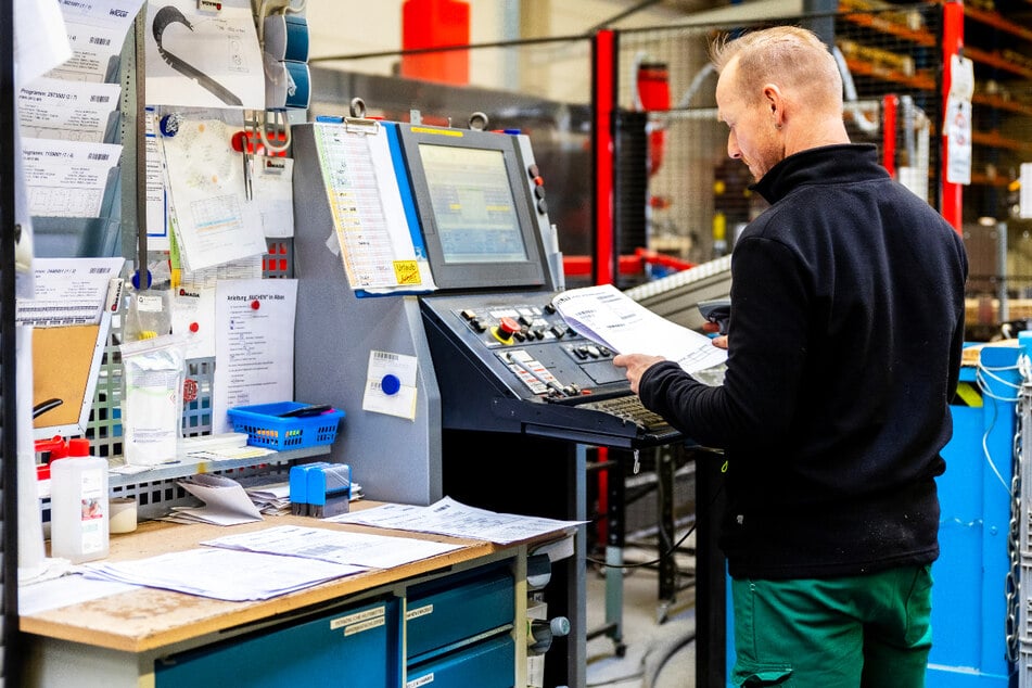 Als Service-Elektriker (m/w/d) bist Du bundesweit unterwegs und sorgst dafür, dass Lüftungs- und Brandschutzanlagen zuverlässig laufen.