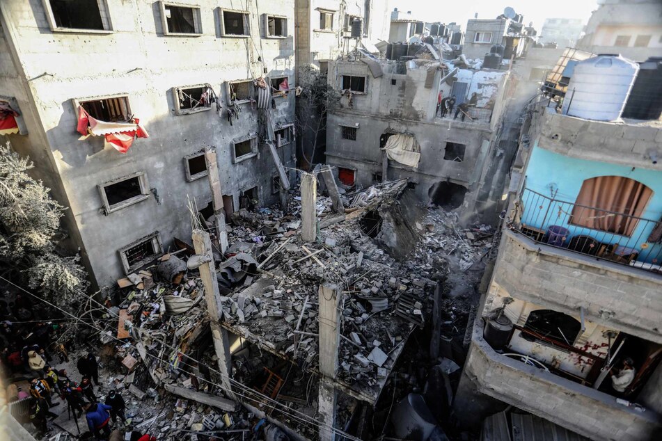 Die Hamas verstecke den Angaben zufolge unter anderem Waffen in leerstehenden Häusern des Gazastreifens.