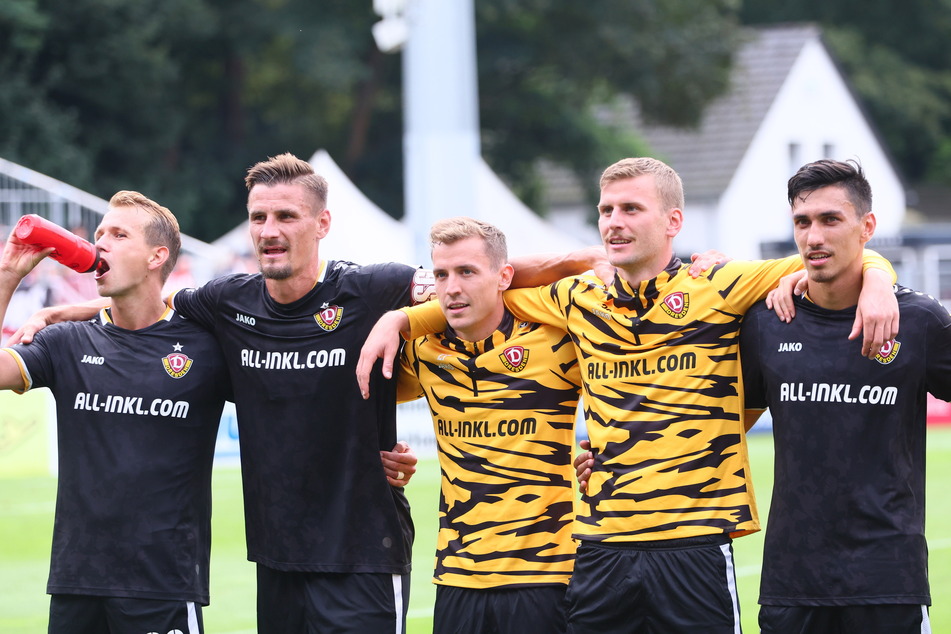 Lukas Boeder (27, v.l.), Stefan Kutschke (35), Niklas Hauptmann (28), Christoph Daferner (26) und Claudio Kammerknecht (25) feierten den Sieg vor den Fans.