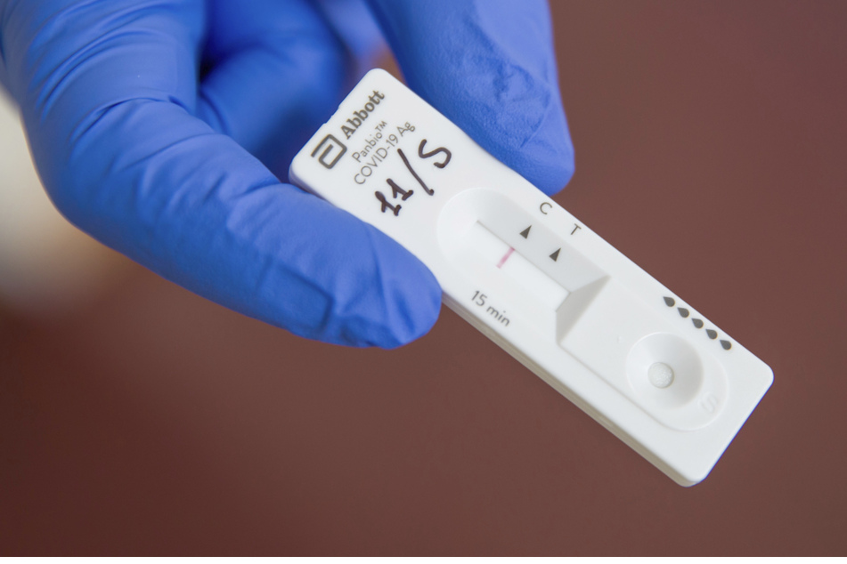 Ein Corona-Schnelltest an einer Teststation für Schüler und Personal zeigt das Testergebnis "negativ".
