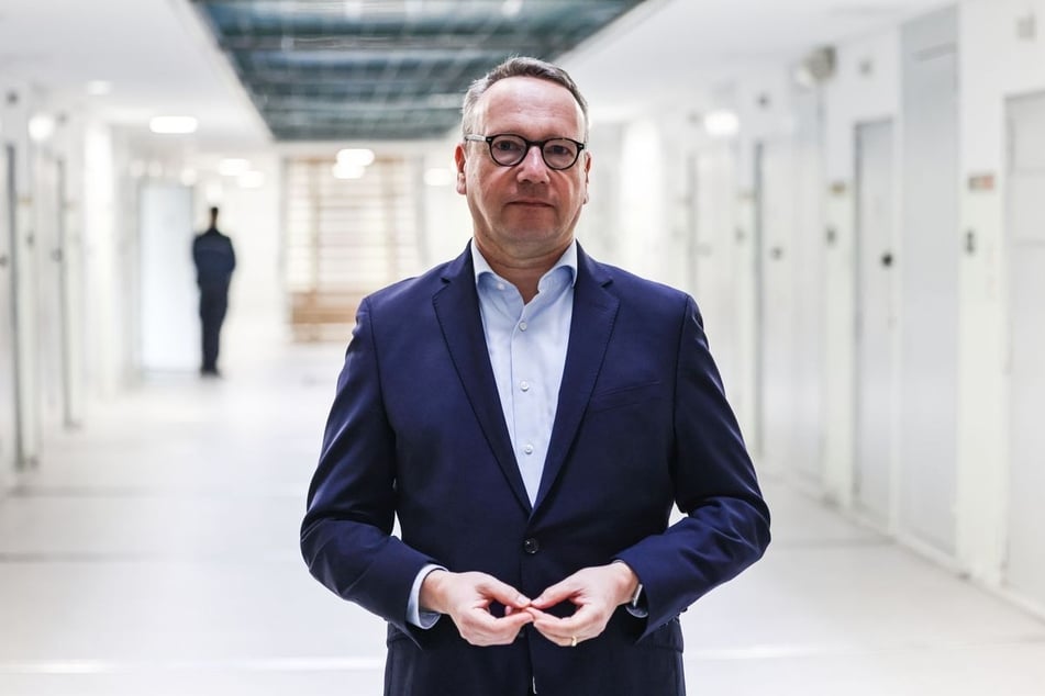 Grünen-Politiker Benjamin Limbach (56) ist seit dem 29. Juni 2022 Minister der Justiz des Landes Nordrhein-Westfalen.