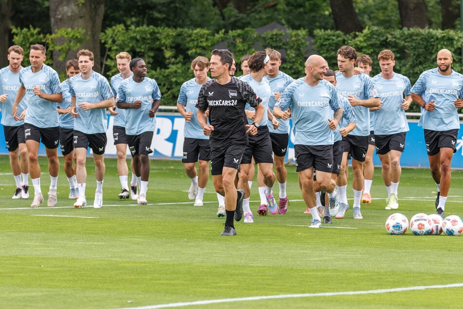Die Alte Dame muss im Trainingslager auf den verletzten Abwehrspieler John Anthony Brooks (32, r.) verzichten.