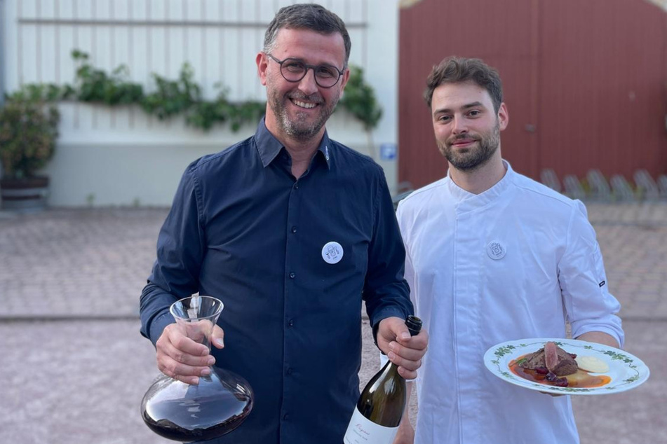 Sommelier Jens Pietzonka (51, l.) und Koch Friedrich Hofmann (35) laden bis Ende Juli ins Weingut Schuh ein.