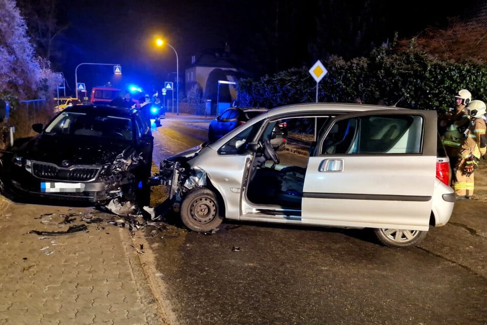 Blitzeis-Unfälle in Stahnsdorf: Mehrere Autos krachen auf spiegelglatter Straße zusammen