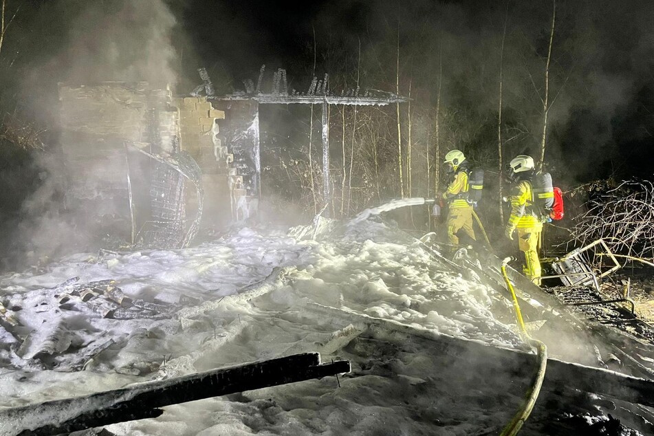 Mithilfe eines Schaumteppichs versuchten die Feuerwehrleute, die Flammen zu ersticken.