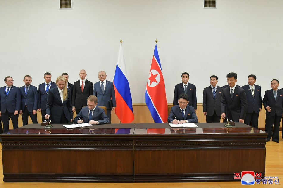 Nordkoreas Außenwirtschaftsminister Yun Jong-ho (r.) und Russlands Minister für natürliche Ressourcen Alexander Kozlow beim Unterzeichnen eines Protokolls über die Ausweitung der Zusammenarbeit in den Bereichen Handel, Wirtschaft, Wissenschaft und Technologie.