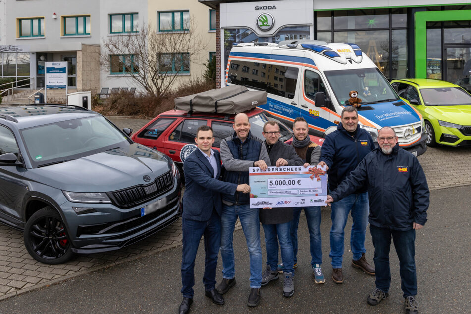 Carsten Braun und Sascha Wiedemann (beide Mitte) übergaben die 5000 Euro an Spenden der Aktion "Wünschewagen".