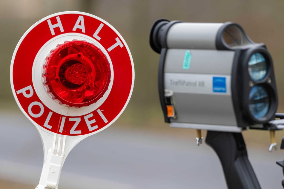 Trotz wiederholter Aufforderung der Beamten anzuhalten, fuhr der Jugendliche weiter mit überhöhter Geschwindigkeit durch die Innenstadt (Symbolbild)