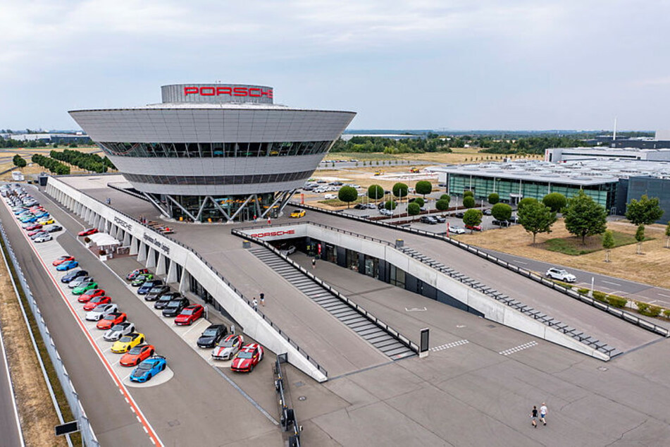 Der "Diamant" ist der Hingucker des Porsche-Geländes in Leipzig. Er beherbergt das Kundenerlebniszentrum.