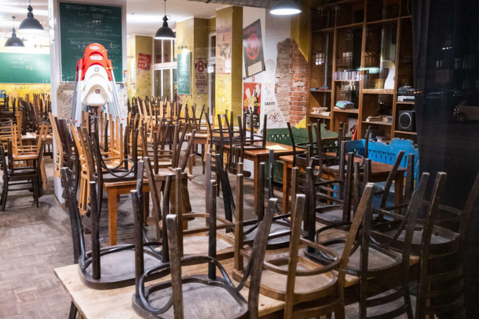 In einem geschlossenen Restaurant sind die Stühle umgedreht auf den Tischen. Dehoga-Hauptgeschäftsführerin Ingrid Hartges (60) forderte am Donnerstagmorgen schnelle und unbürokratische Hilfen vom Bund. (Symbolfoto)