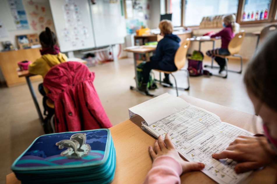 Die Gewerkschaft Erziehung und Wissenschaft fordert von der Landesregierung in Hessen Klarheit, ab welchem Punkt Schulen bei einer weiteren Verschärfung der Lage vom Präsenz- zum Distanzunterricht übergehen sollten.