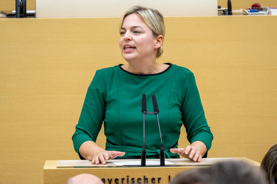 Katharina Schulze (38, l.), Fraktionsvorsitzende Bündnis 90/Die Grünen im Bayerischen Landtag, kritisiert den Einsatz der Software scharf.