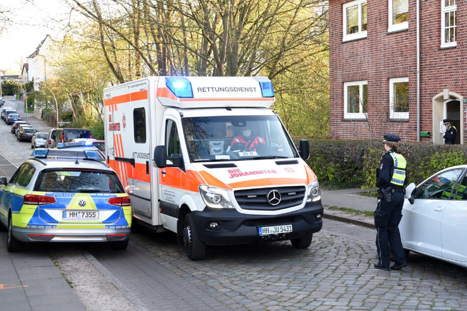 Einsatzkräfte stehen vor dem Haus in Bergedorf.